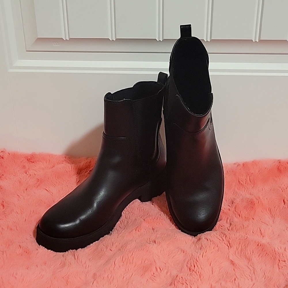 Black size 9 Chelsea boots.